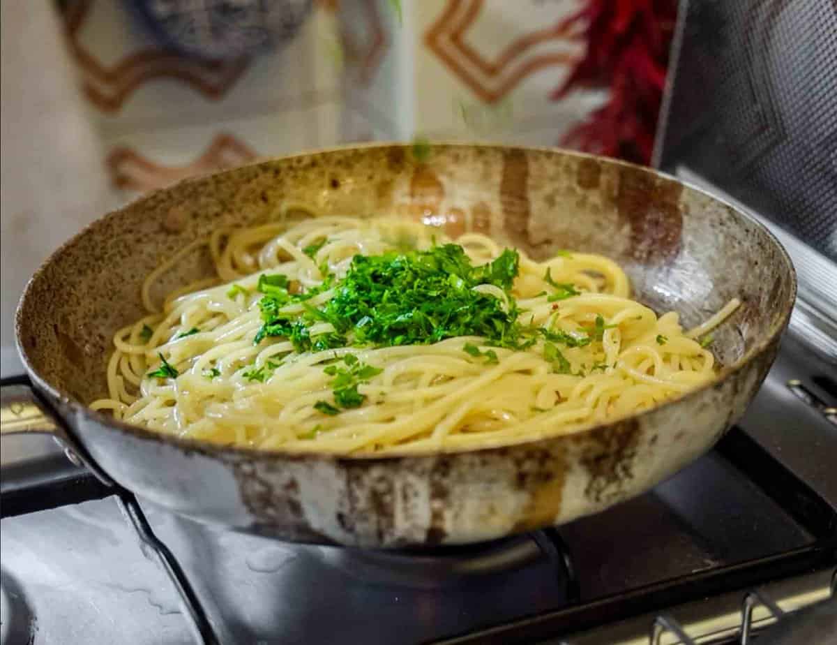 adding flat leaf parsley to aglio e olio